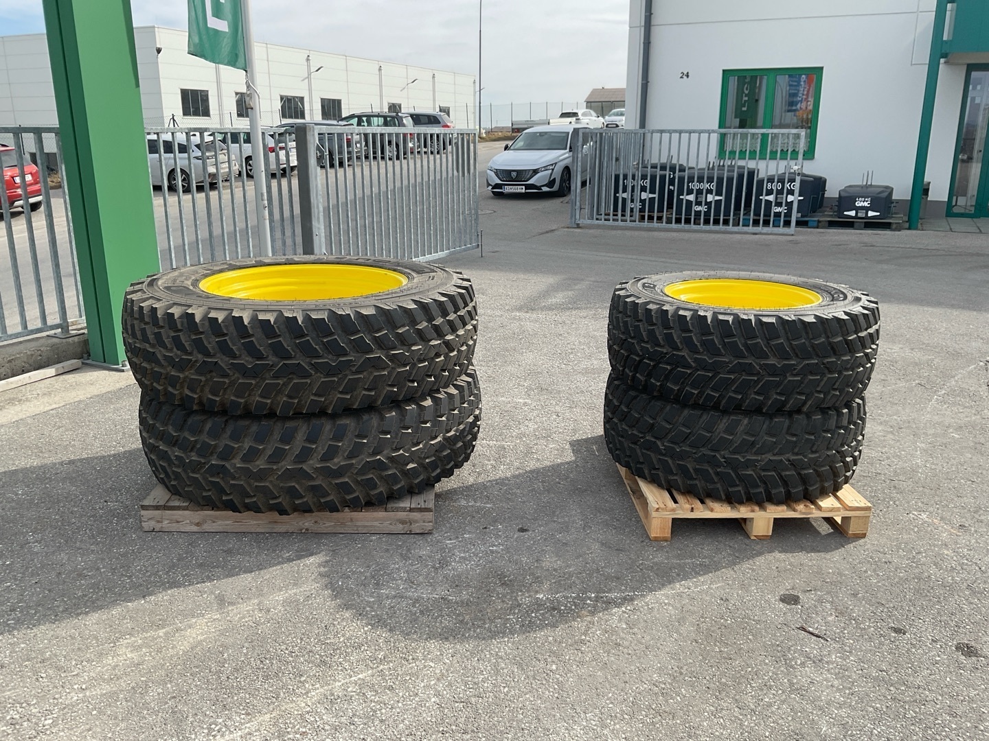 John Deere 440/80 R34  und 420/65 R24 67358250960970 © GM Bilder
