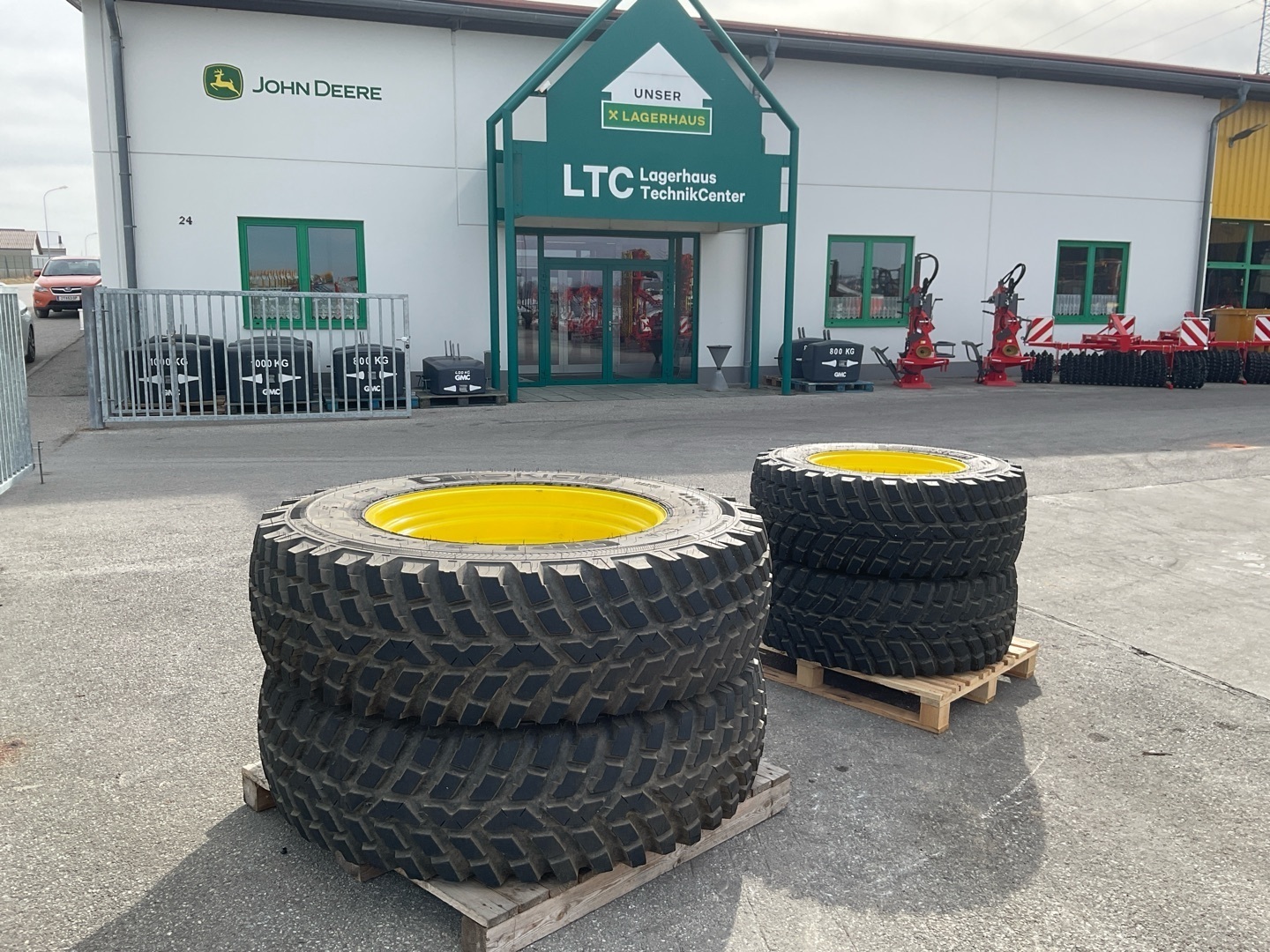 John Deere 440/80 R34  und 420/65 R24 67358250960971 © GM Bilder