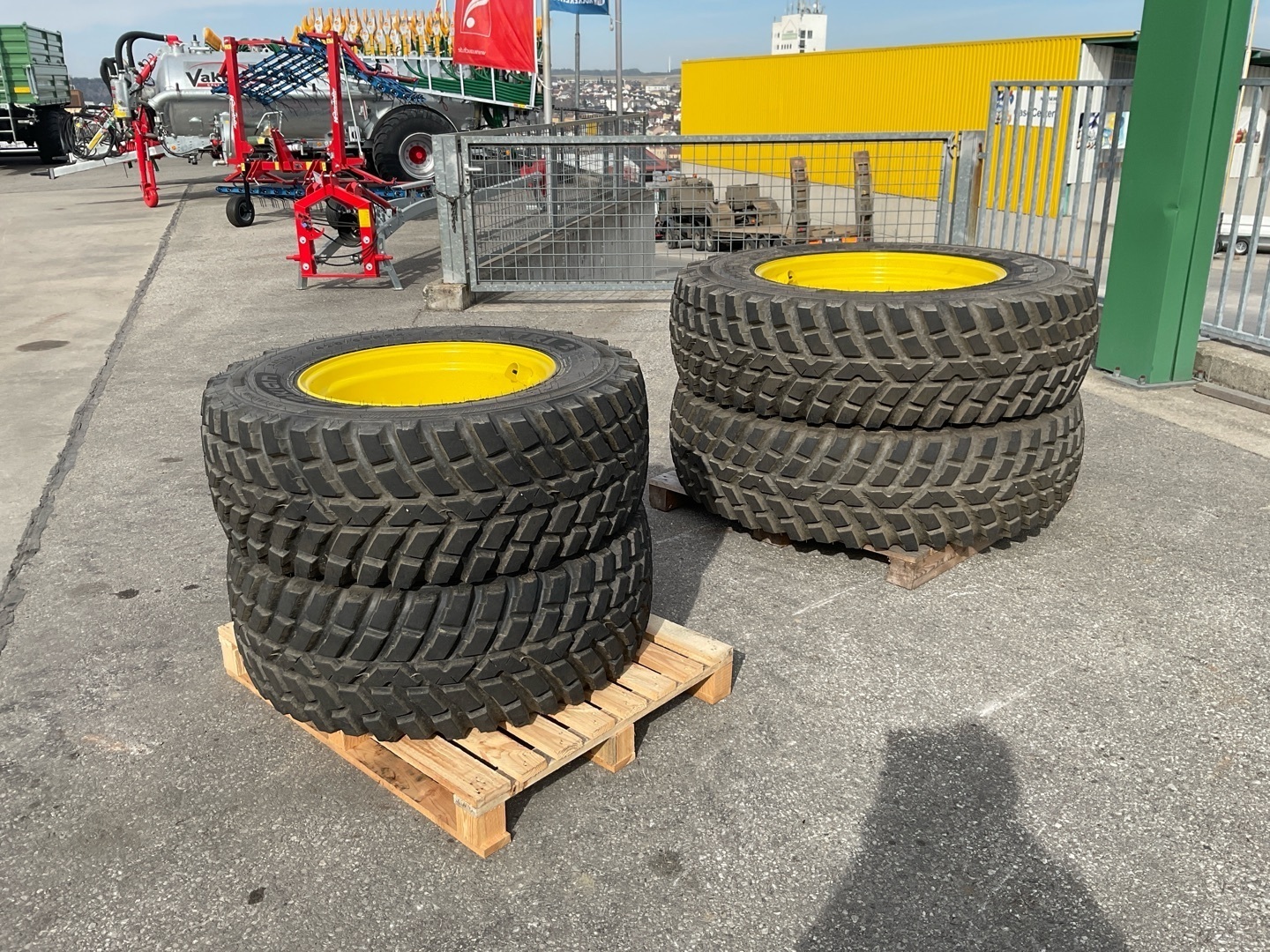 John Deere 440/80 R34  und 420/65 R24 67358250960976 © GM Bilder