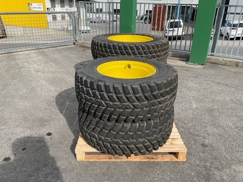 John Deere 440/80 R34  und 420/65 R24 67358250960977 © GM Bilder