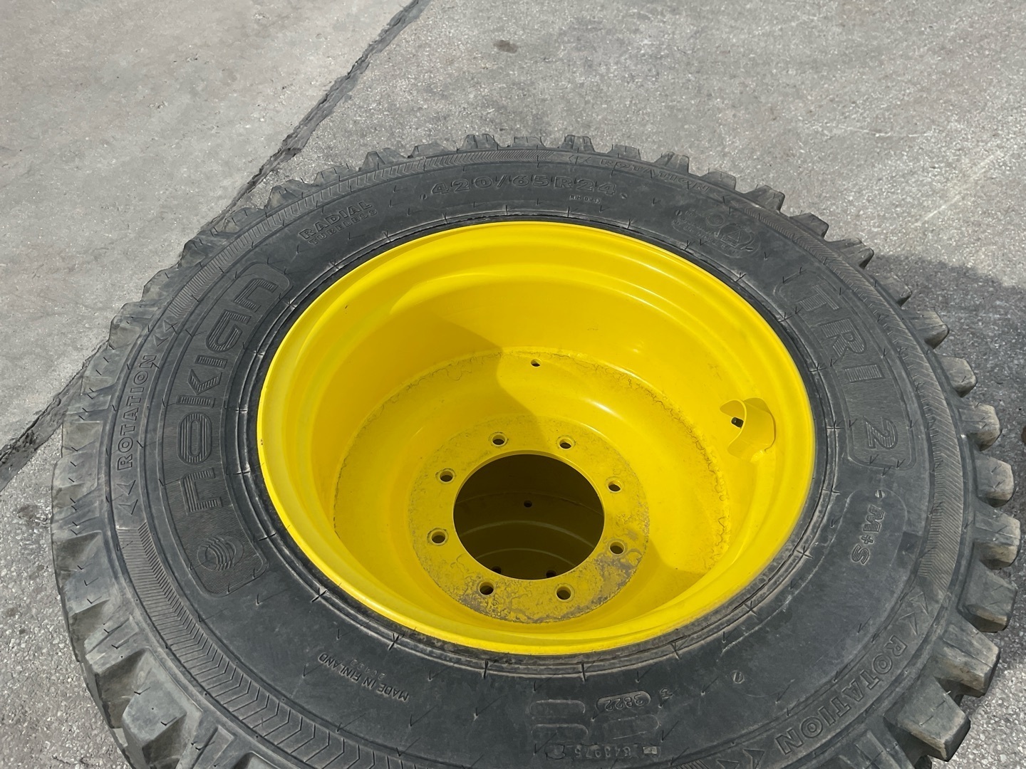 John Deere 440/80 R34  und 420/65 R24 67358250960978 © GM Bilder