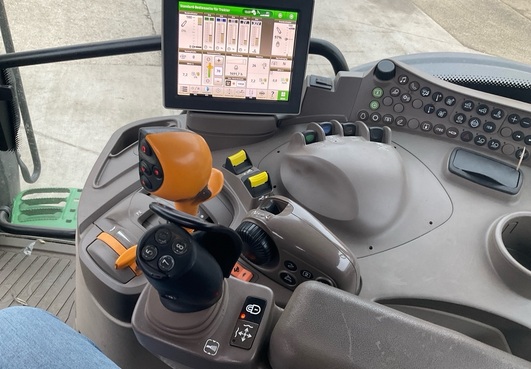 John Deere 6195R 6744778131477722 © GM Bilder