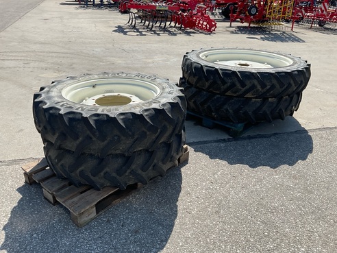 New Holland New Holland  300/85R42 und 280/85 R 28 681213250892672 © GM Bilder