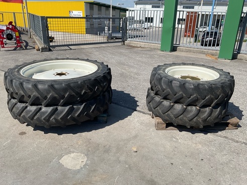 New Holland New Holland  300/85R42 und 280/85 R 28 681213250892677 © GM Bilder