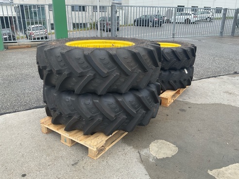 John Deere 380/85 R28 und 320/85 R20 686734598700 © GM Bilder