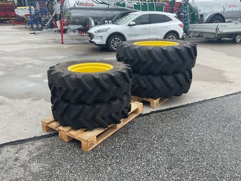 John Deere 380/85 R28 und 320/85 R20 686734598702 © GM Bilder