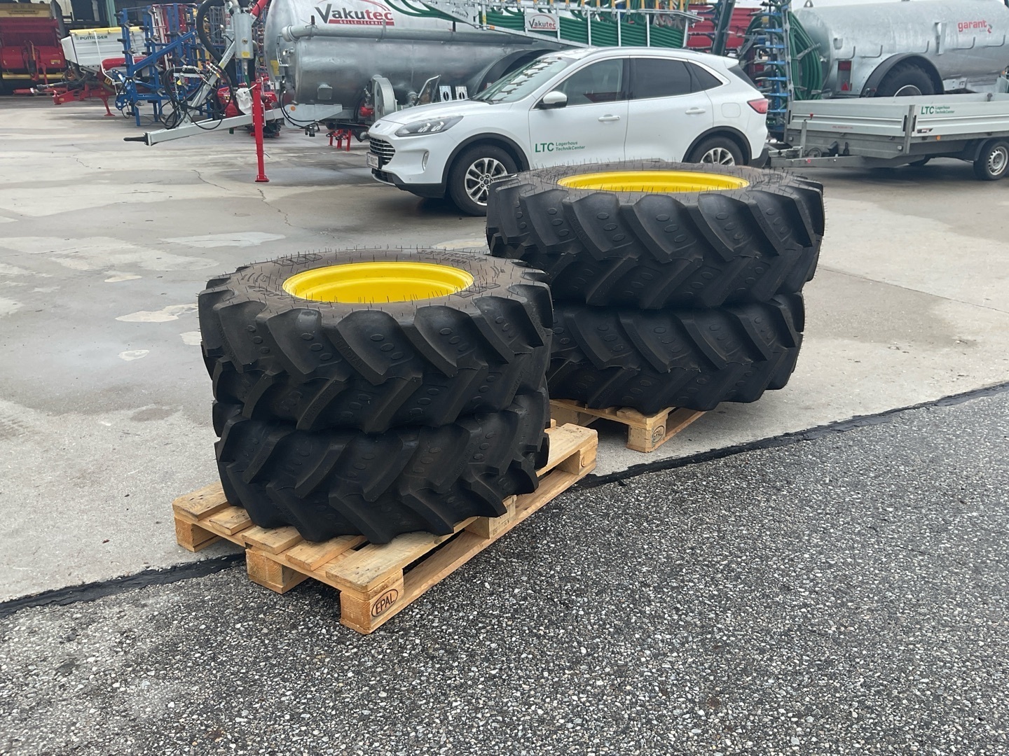 John Deere 380/85 R28 und 320/85 R20 686734598702 © GM Bilder