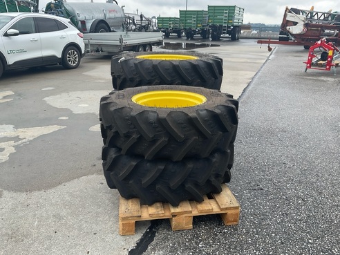 John Deere 380/85 R28 und 320/85 R20 686734598703 © GM Bilder