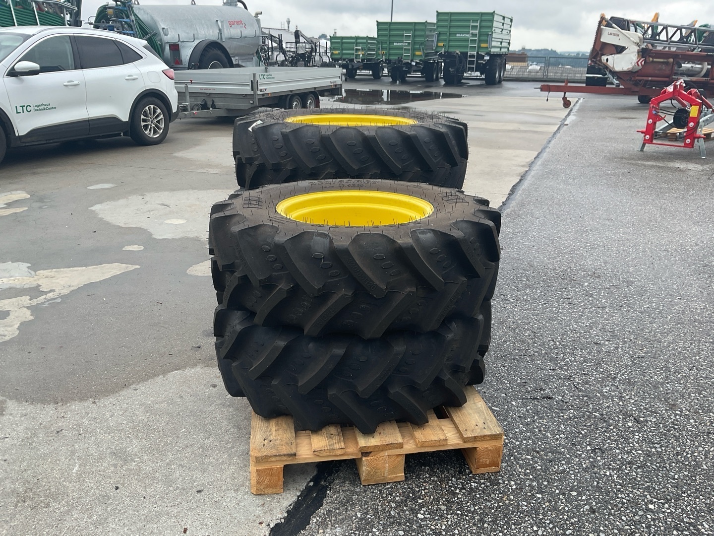 John Deere 380/85 R28 und 320/85 R20 686734598703 © GM Bilder