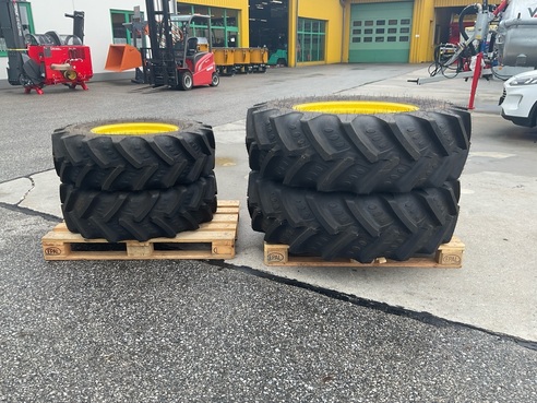 John Deere 380/85 R28 und 320/85 R20 686734598705 © GM Bilder
