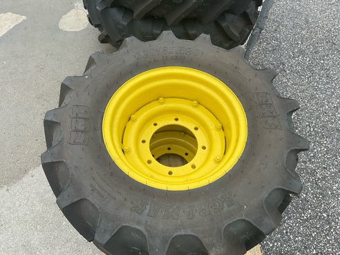 John Deere 380/85 R28 und 320/85 R20 686734598708 © GM Bilder