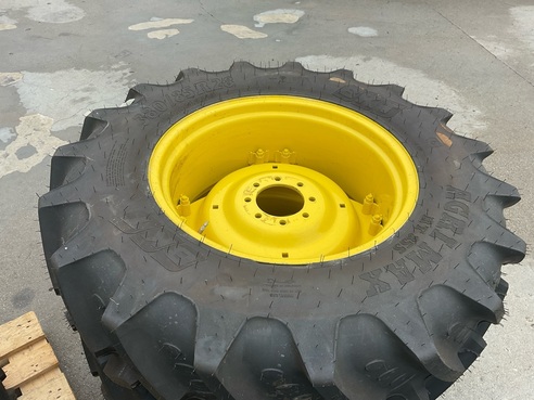 John Deere 380/85 R28 und 320/85 R20 686734598709 © GM Bilder