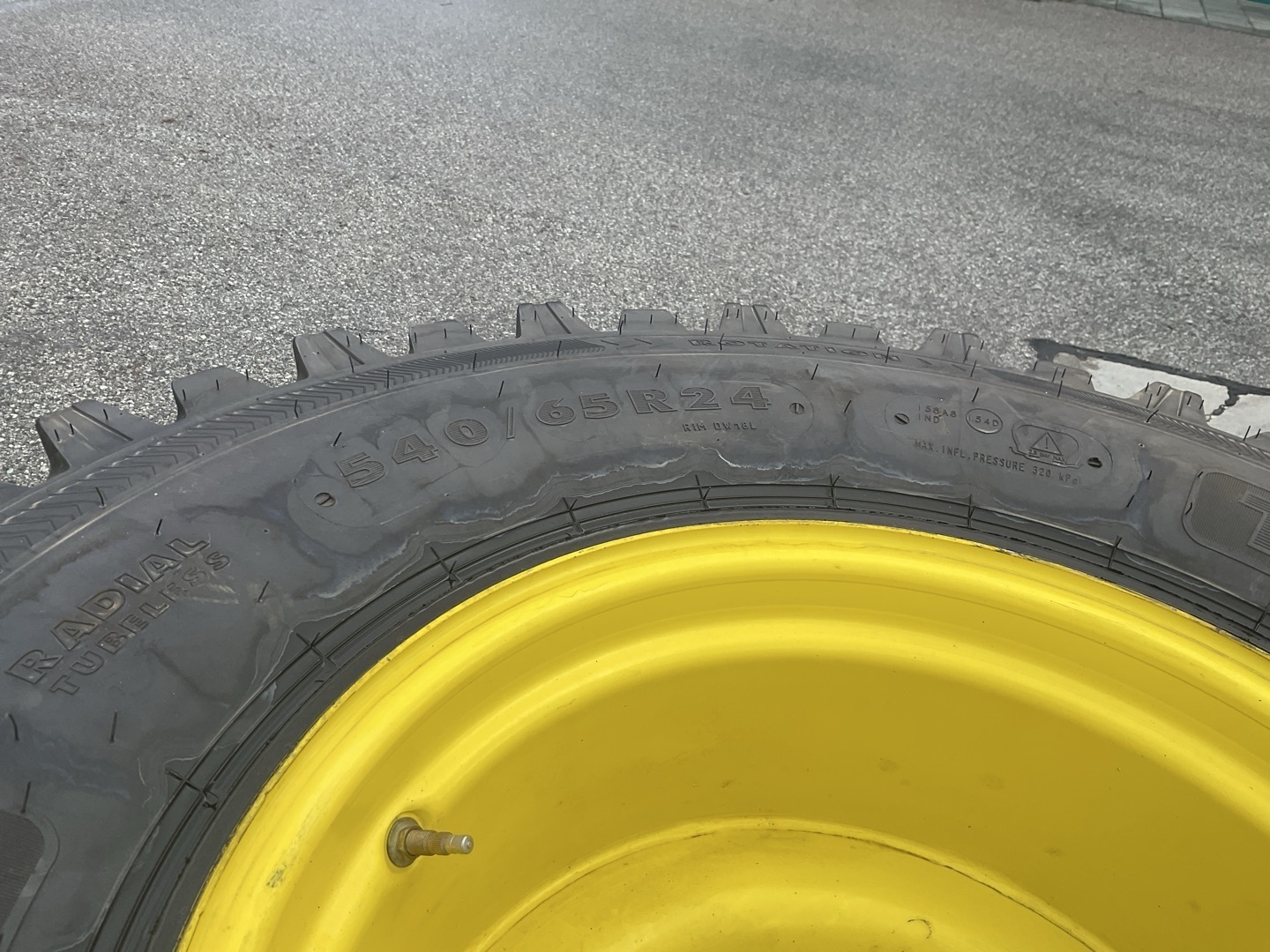 John Deere John Deere 540/65 R24 Nokian 687581512423607699 © GM Bilder