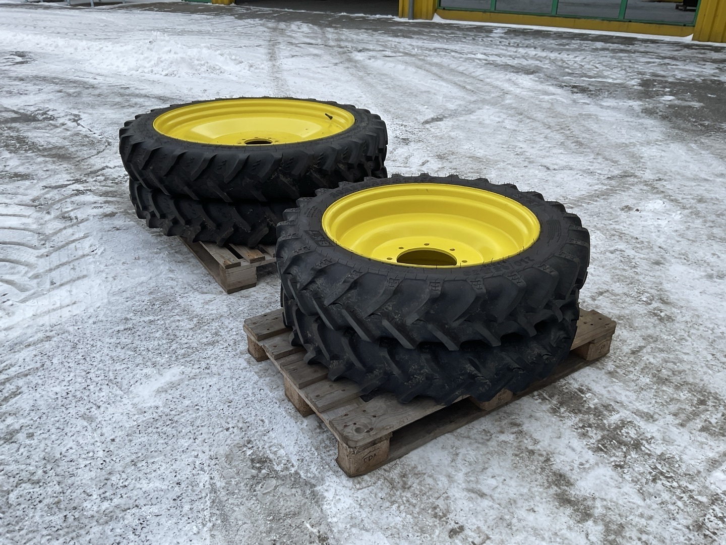 John Deere John Deere 320/95 R40 und 210/95 R 28 69530710223983200 © GM Bilder