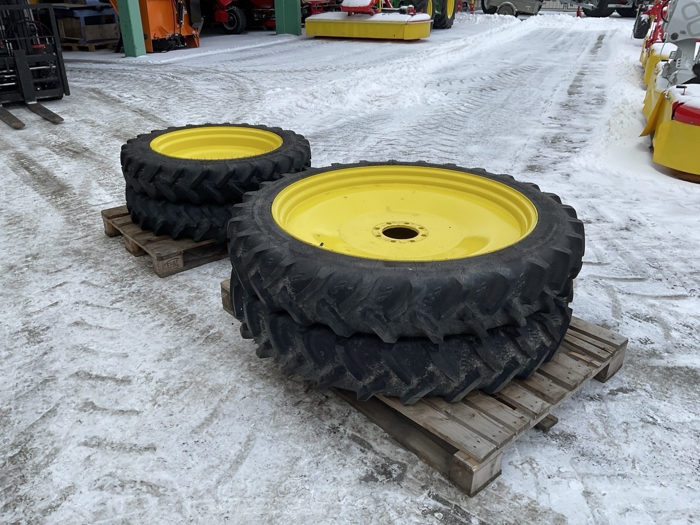 John Deere John Deere 320/95 R40 und 210/95 R 28 69530710223983202 © GM Bilder