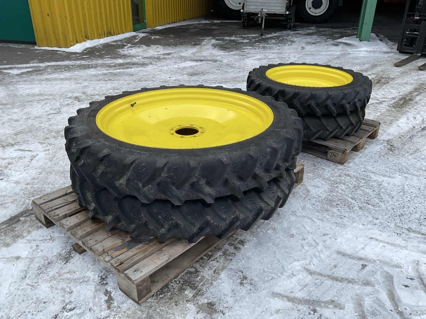 John Deere John Deere 320/95 R40 und 210/95 R 28 69530710223983204 © GM Bilder