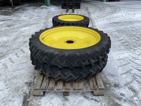 John Deere John Deere 320/95 R40 und 210/95 R 28 69530710223983205 © GM Bilder