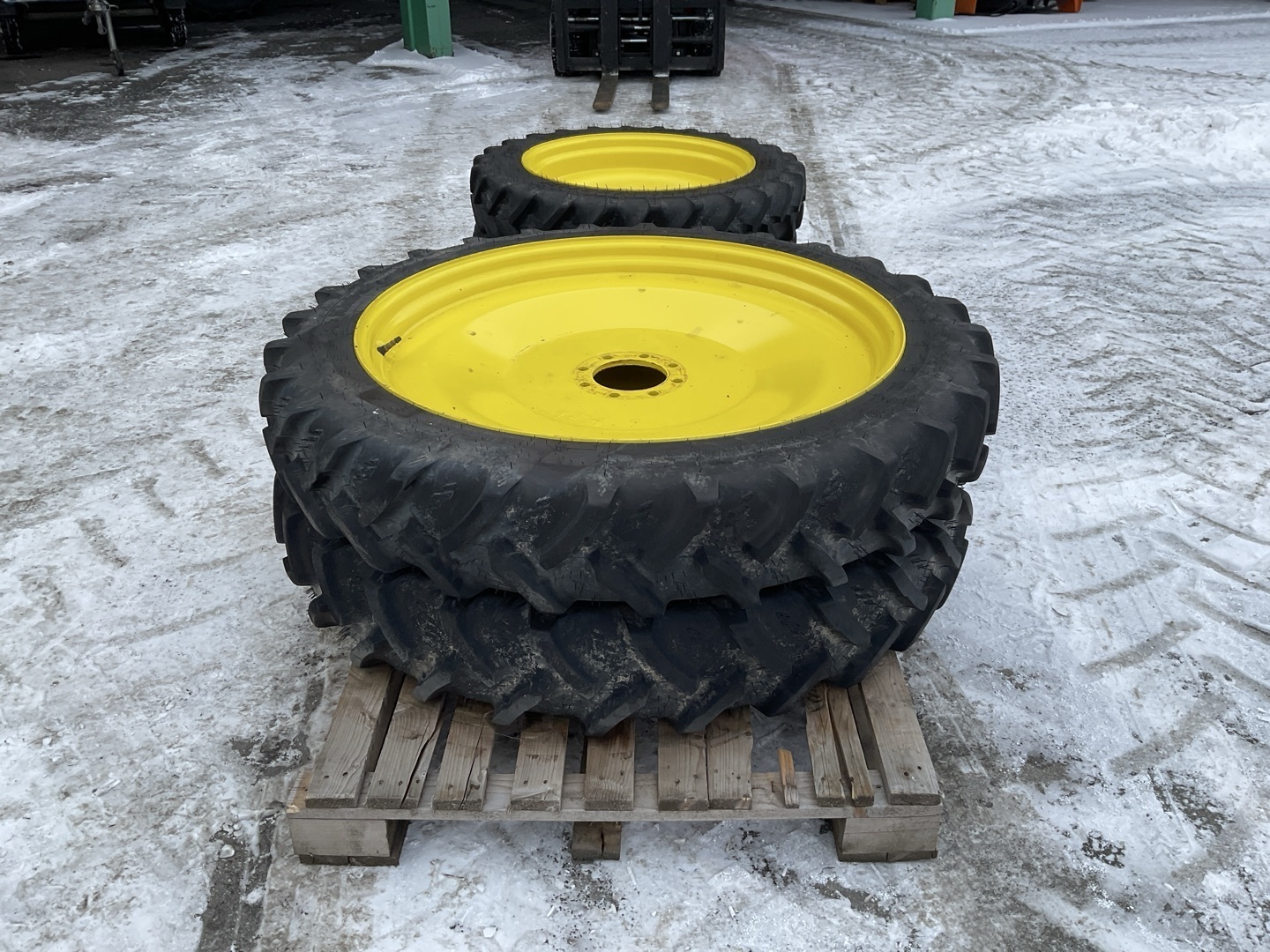 John Deere John Deere 320/95 R40 und 210/95 R 28 69530710223983205 © GM Bilder