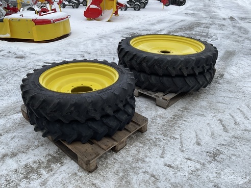 John Deere John Deere 320/95 R40 und 210/95 R 28 69530710223983206 © GM Bilder