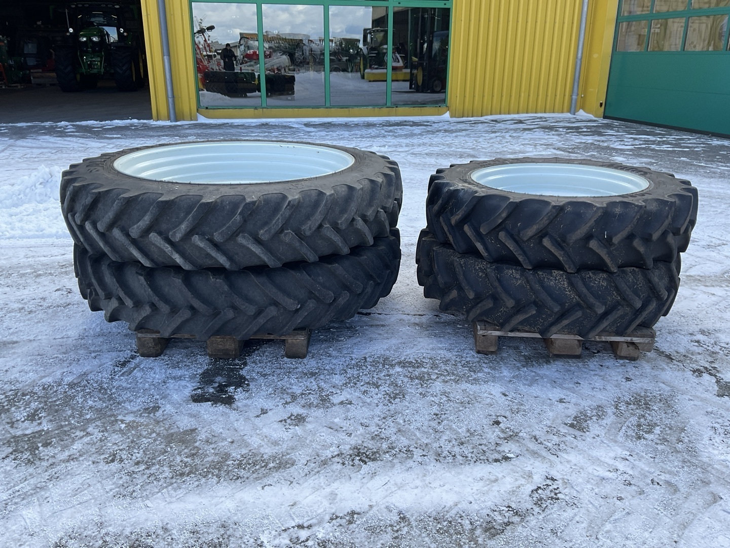 Steyr Steyr 340/85 R 46 und 320/85 R 32 695329090742722181 © GM Bilder