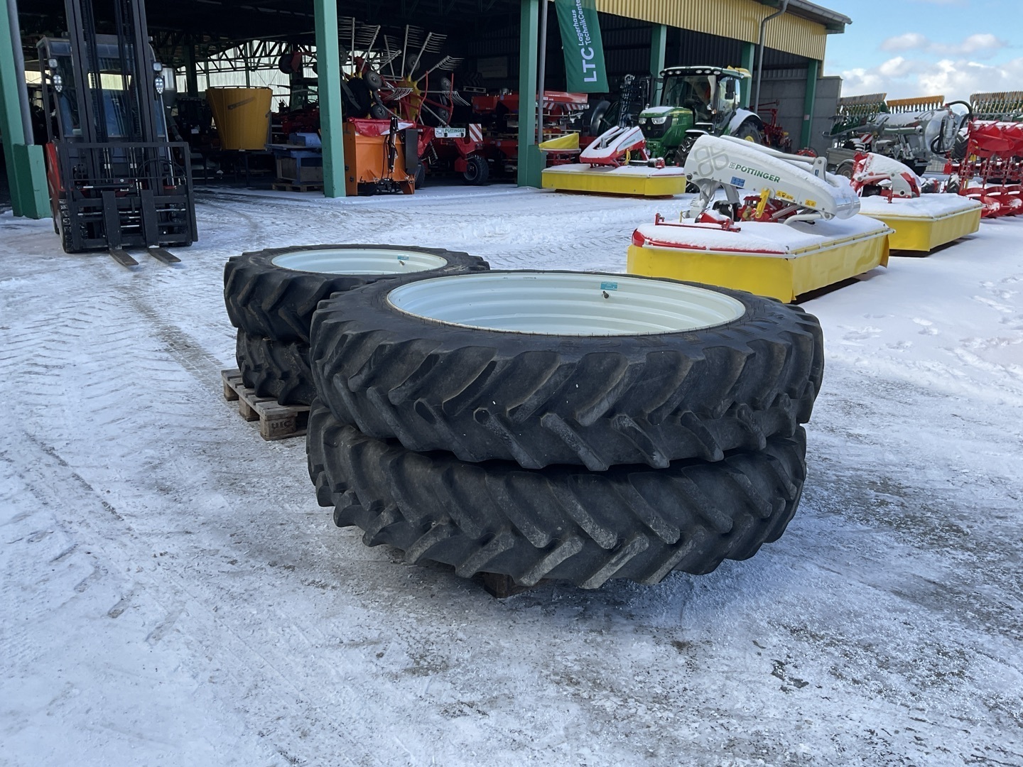 Steyr Steyr 340/85 R 46 und 320/85 R 32 695329090742722182 © GM Bilder