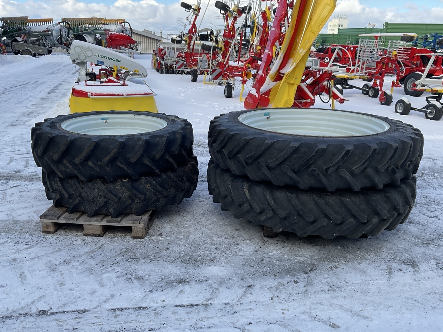 Steyr Steyr 340/85 R 46 und 320/85 R 32 695329090742722183 © GM Bilder