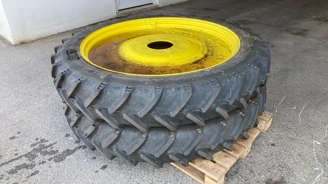 John Deere 270/95R32 u. 270/95R48 683871494 © GM Bilder