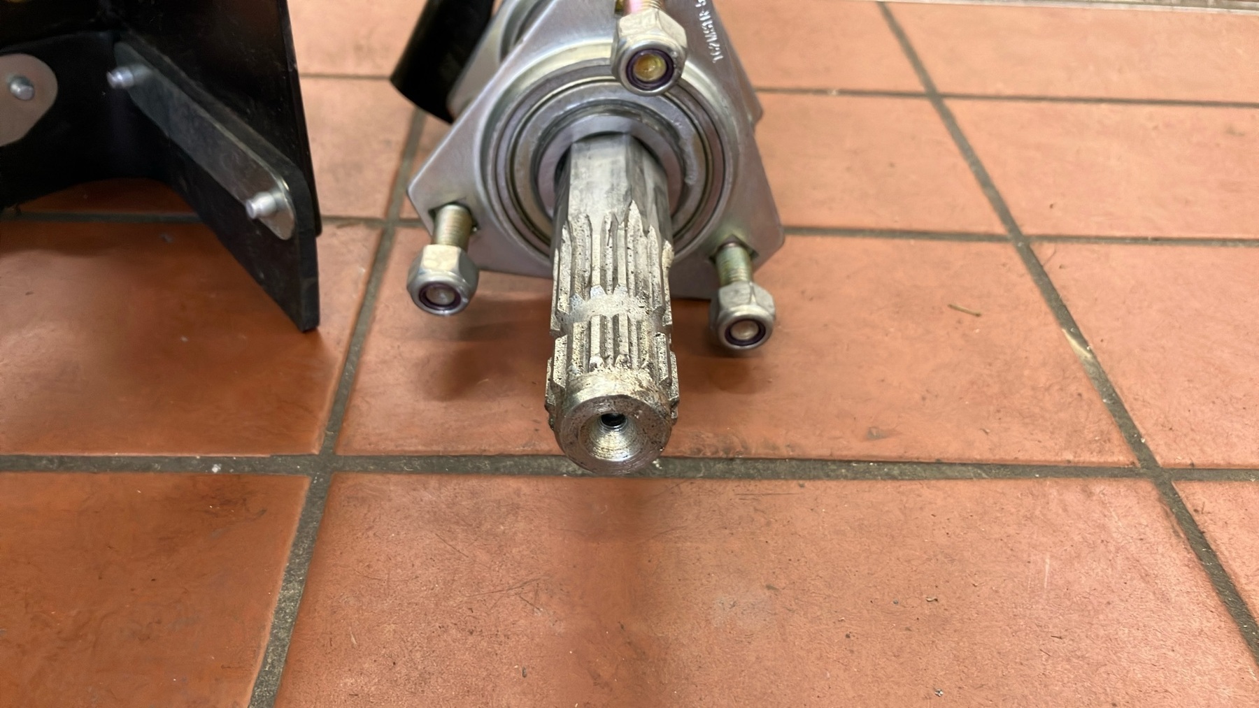John Deere Frontzapfwelle zu 2036R  67316450685624 © GM Bilder