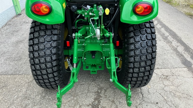 John Deere 3046R 67452821212164610 © GM Bilder