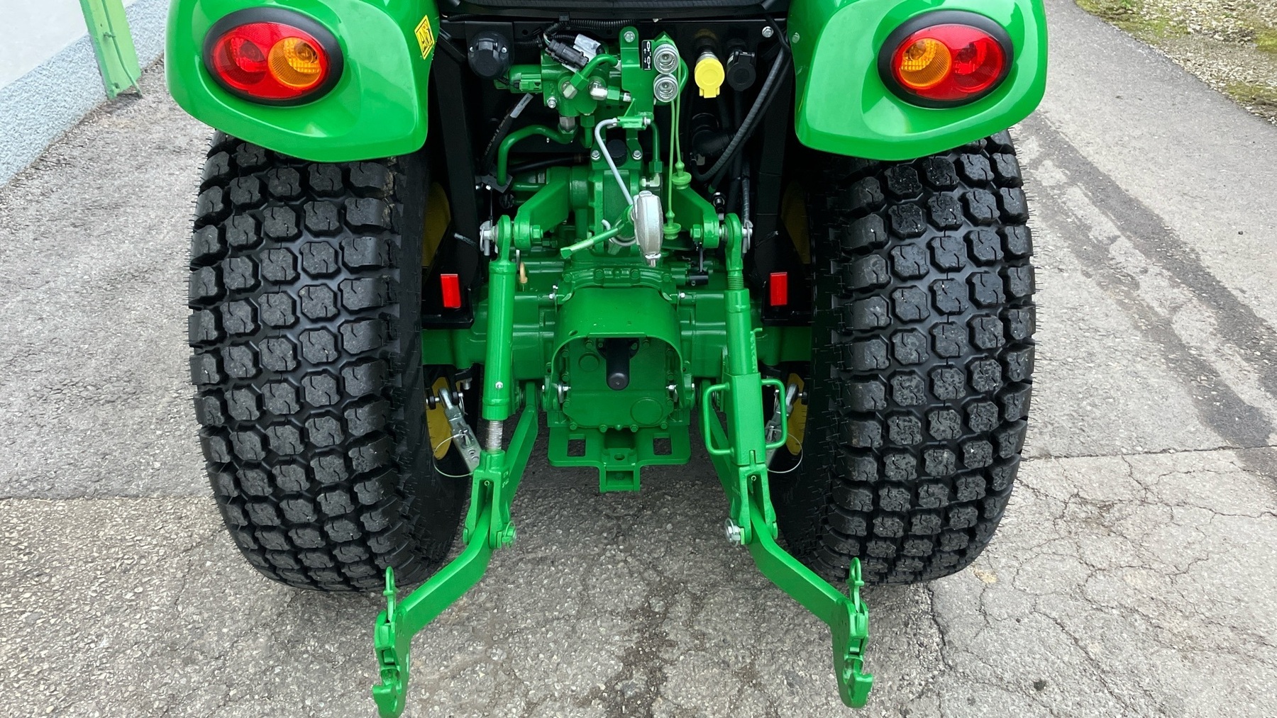 John Deere 3046R 67452821212164610 © GM Bilder