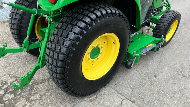 John Deere 3046R 67452821212164613 © GM Bilder