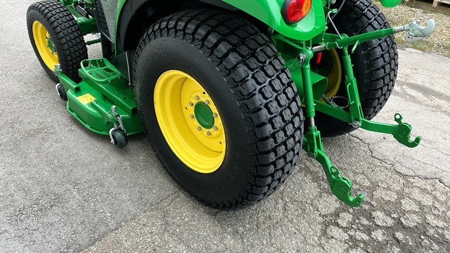John Deere 3046R 67452821212164615 © GM Bilder