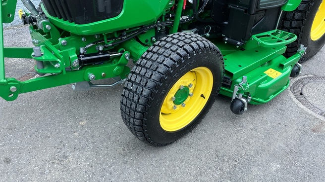 John Deere 3046R 67452821212164617 © GM Bilder