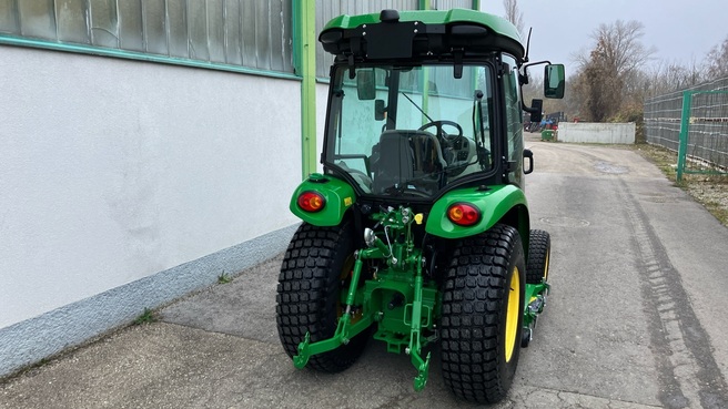 John Deere 3046R 6745282121216466 © GM Bilder