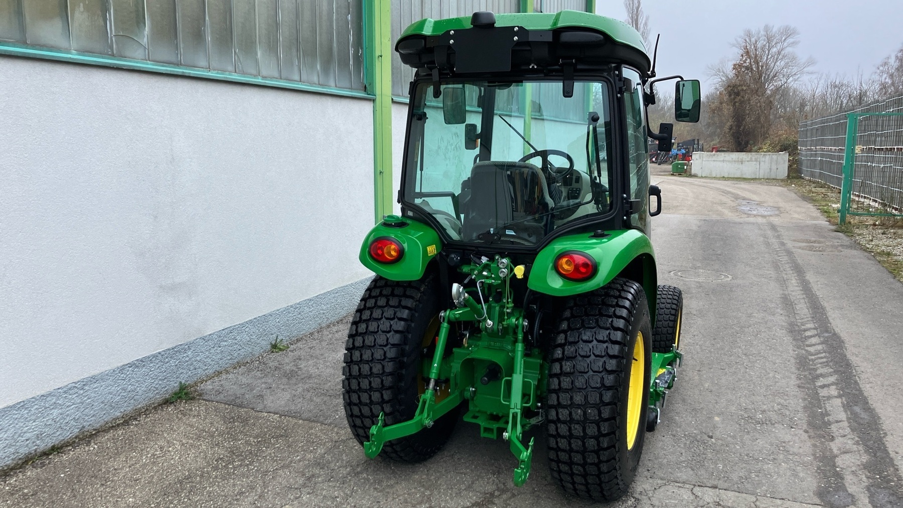 John Deere 3046R 6745282121216466 © GM Bilder