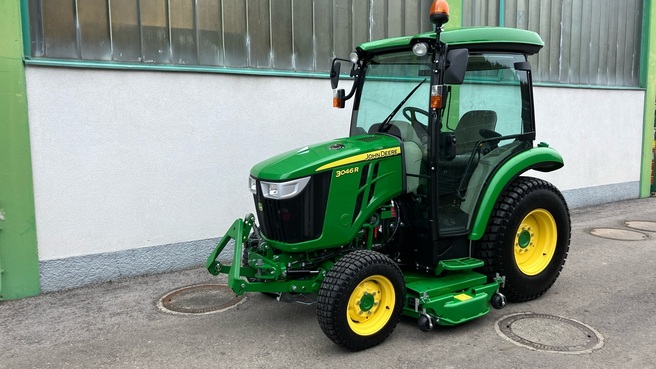 John Deere 3046R 6745282121216467 © GM Bilder