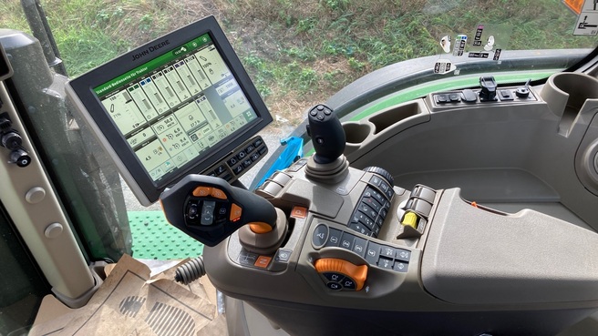 John Deere 7R330 65265923884809619 © GM Bilder