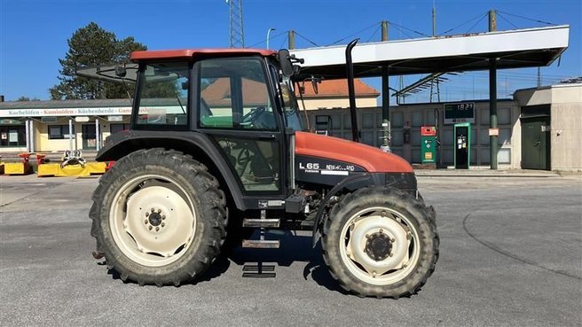 New Holland L65 39613631 © GM Bilder