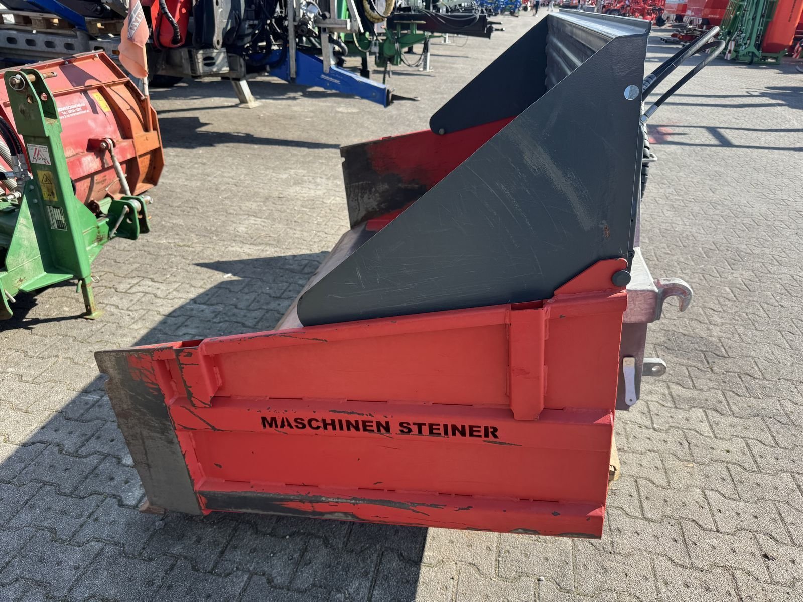 Diverse Steiner Hochkippschaufel 2m 52101123 © GM Bilder