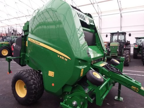 John Deere 451M 35648841 © GM Bilder