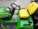 John Deere Rasentraktor X950R mit Hochentleerung  661183210 © GM Bilder