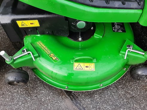 John Deere Rasentraktor X950R mit Hochentleerung  66118322 © GM Bilder