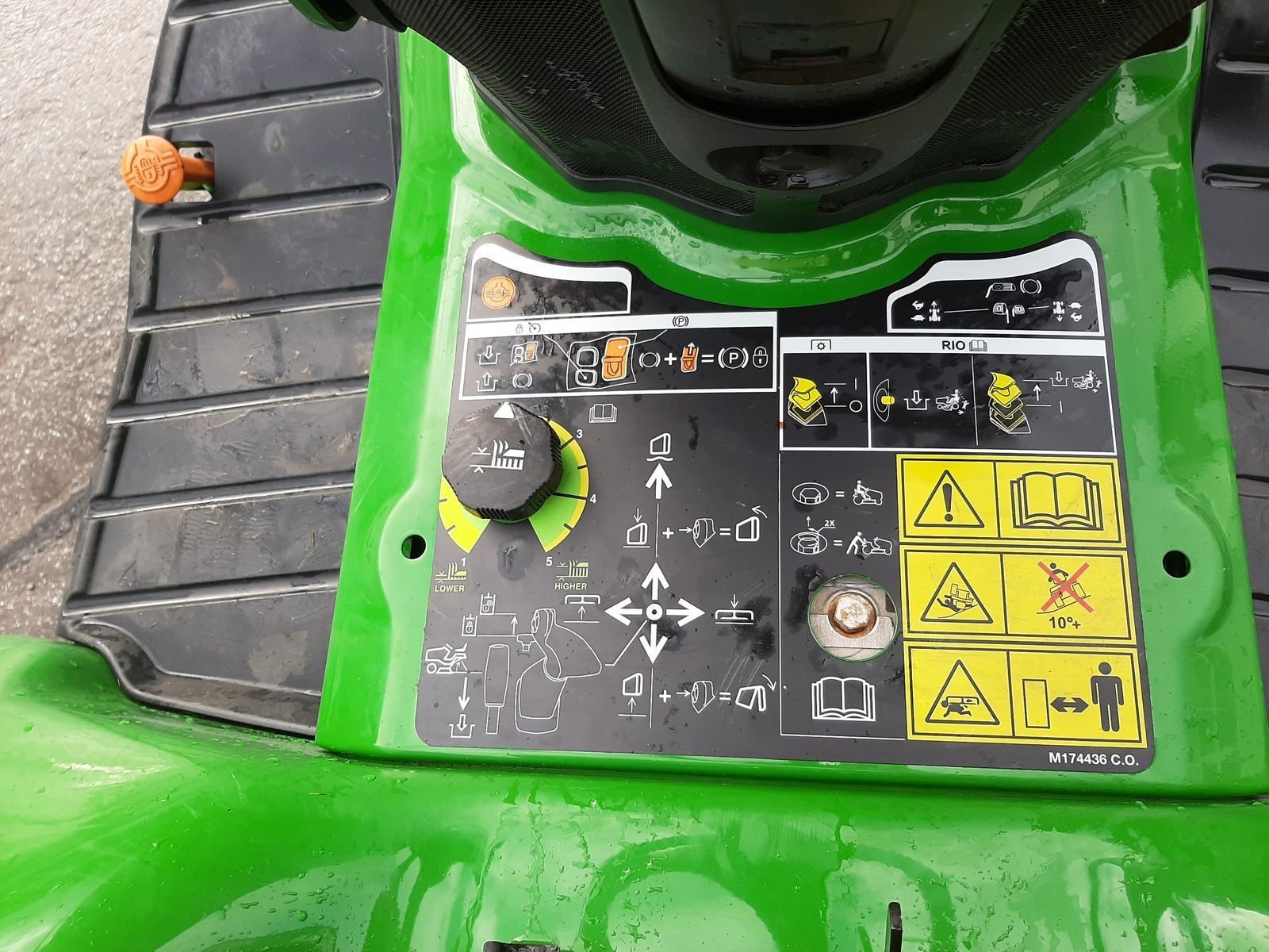 John Deere Rasentraktor X950R mit Hochentleerung  66118323 © GM Bilder
