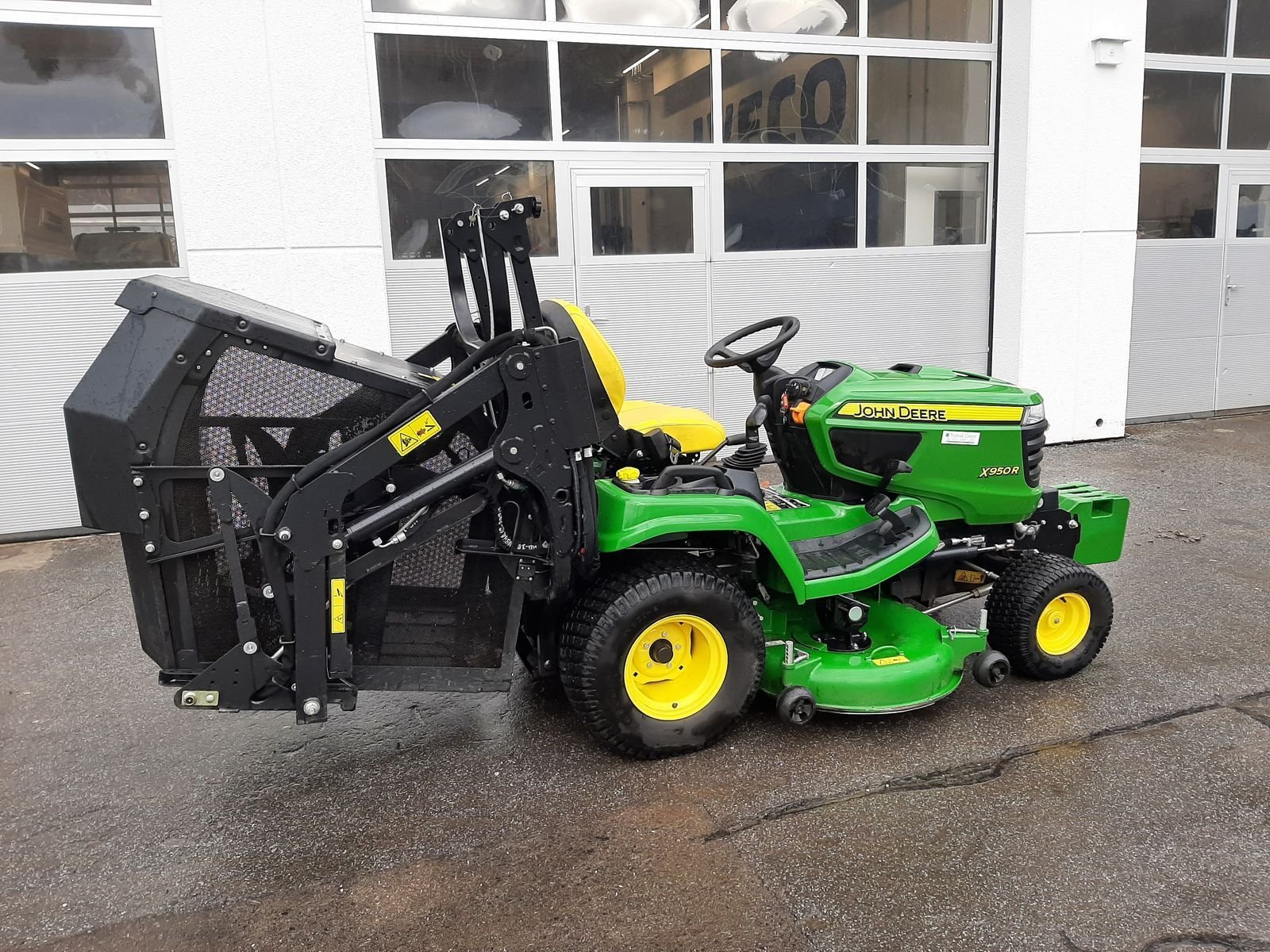 John Deere Rasentraktor X950R mit Hochentleerung  66118327 © GM Bilder