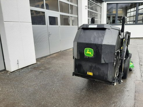 John Deere Rasentraktor X950R mit Hochentleerung  66118329 © GM Bilder