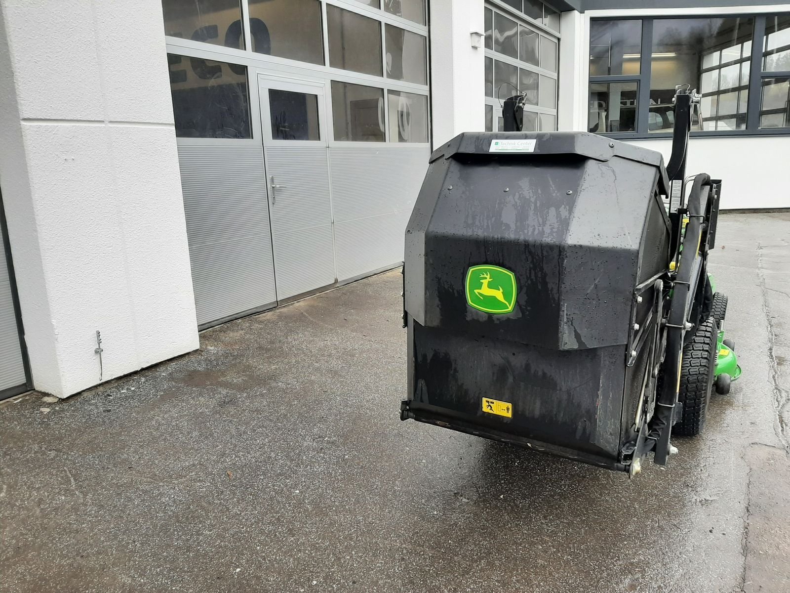 John Deere Rasentraktor X950R mit Hochentleerung  66118329 © GM Bilder