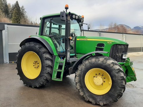 John Deere 7430 Premium 670930215 © GM Bilder