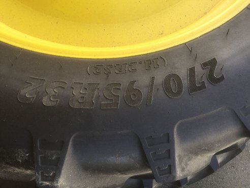 Diverse Räder John Deere 270/95R32,  320/95R46 54313651 © GM Bilder