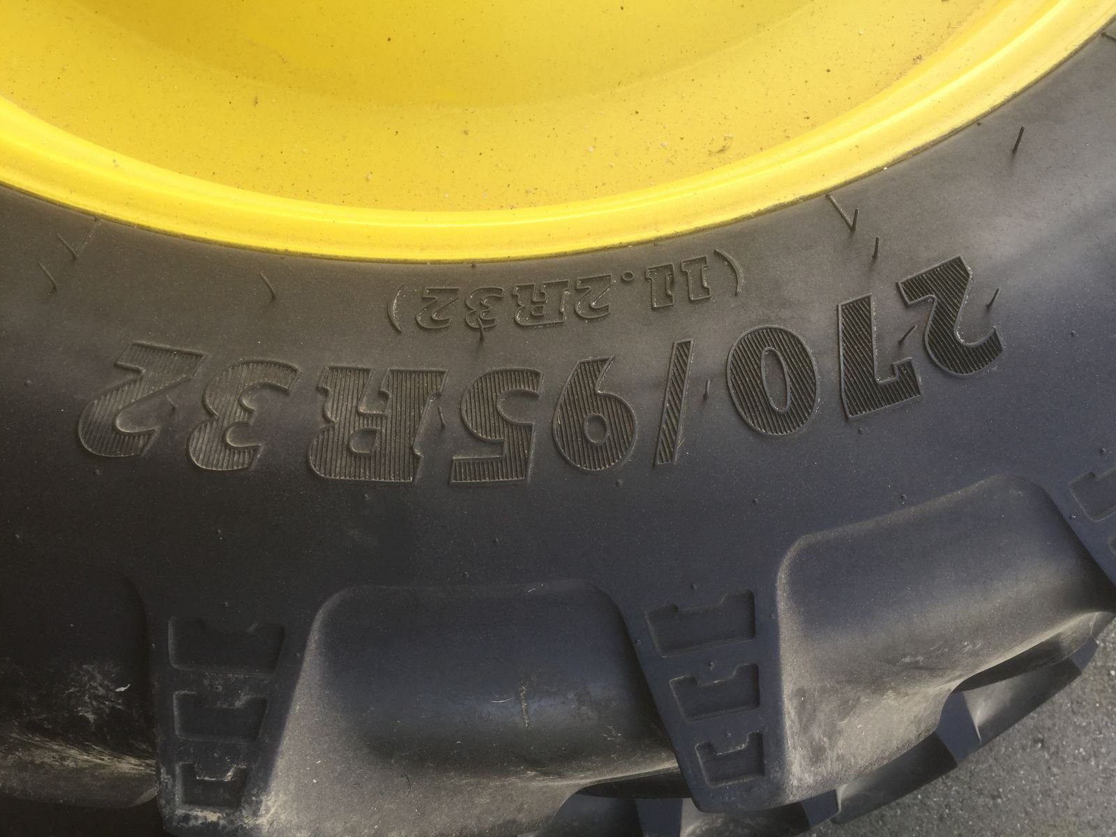 Diverse Räder John Deere 270/95R32,  320/95R46 54313651 © GM Bilder