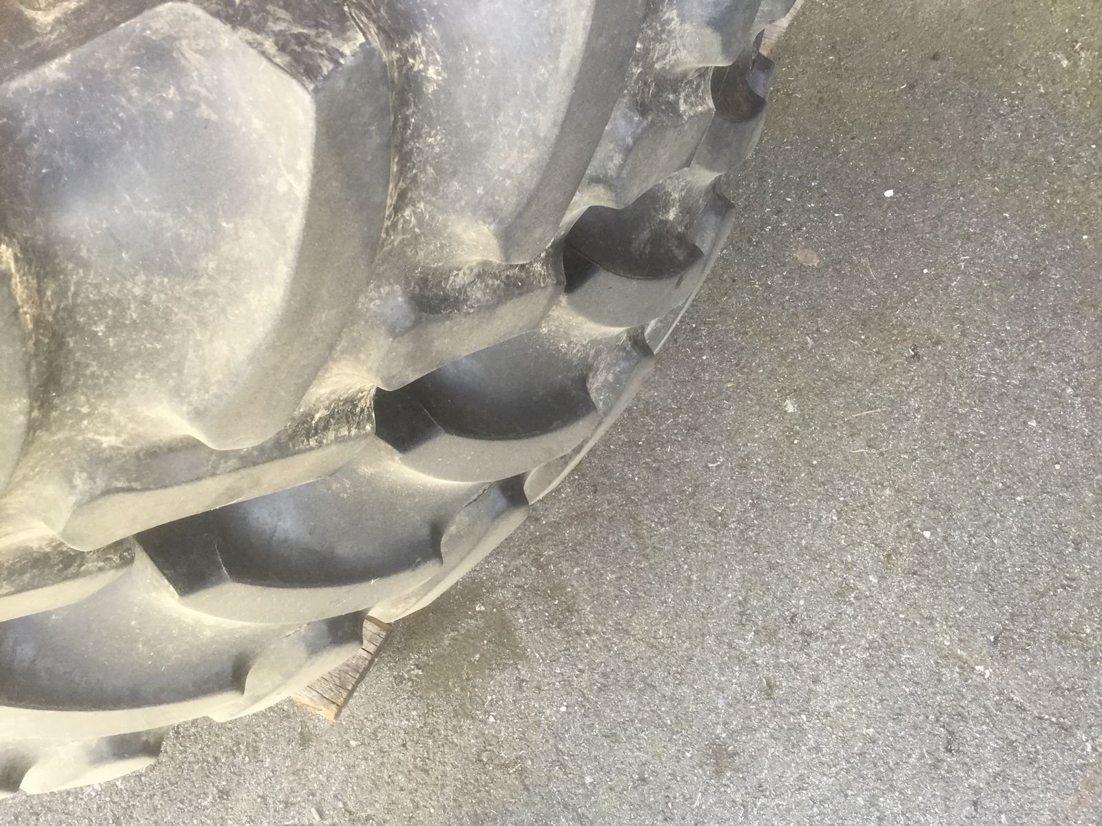 Diverse Räder John Deere 270/95R32,  320/95R46 54313654 © GM Bilder